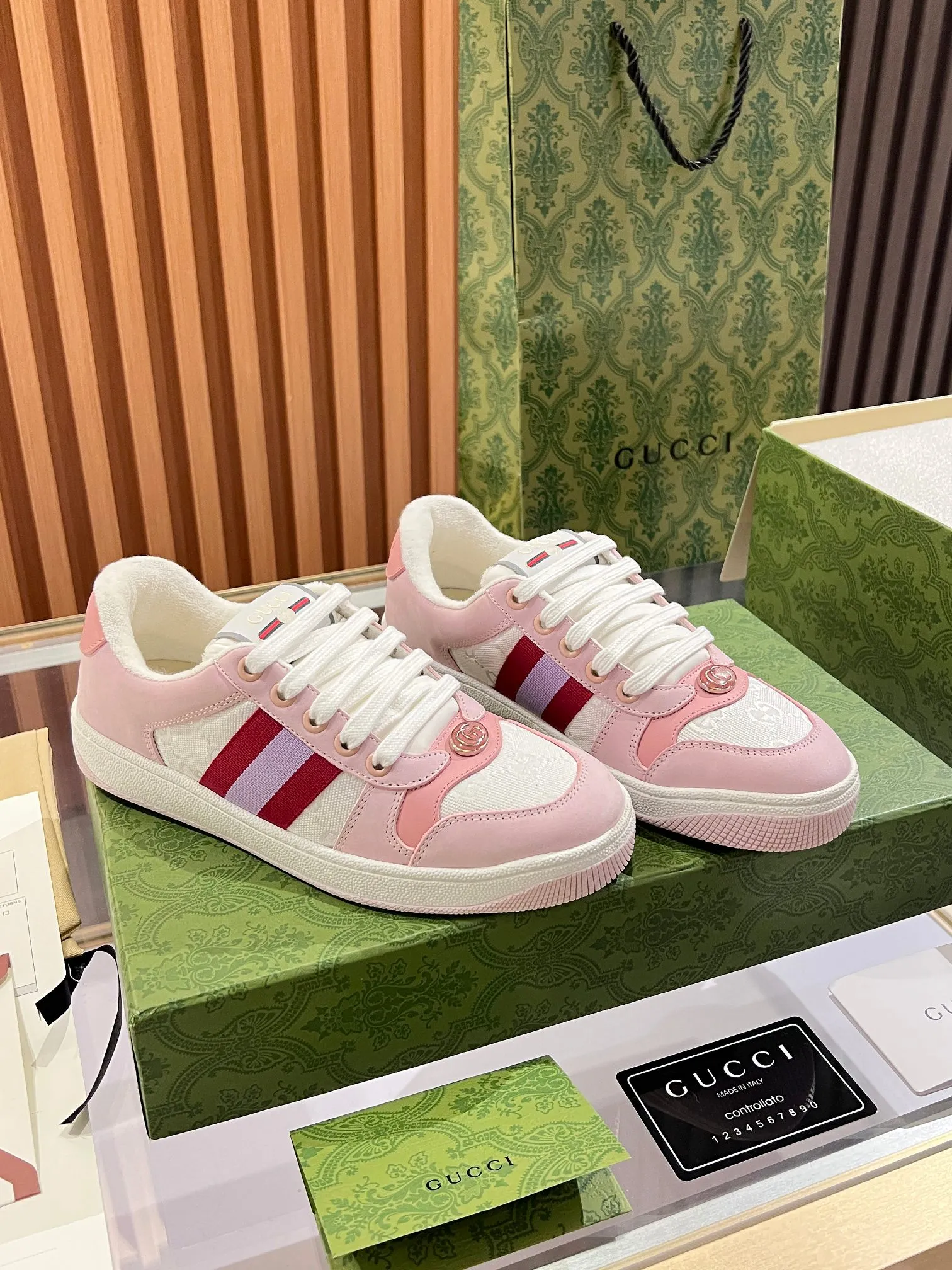 👟👟Ex-factory price 540👟👟 ⚡️Gucci Dirty Shoes Top factory quality, impeccable at the counter, the comfort is incredible. Retro distressed elements, washed retro logo on the tongue, metal double LOGO, 99% recognizable, full of Gucci elements; terry cloth lining, cowhide foot pads and 3mm latex are much more comfortable than real leather shoes. Environmentally friendly TPU wear-resistant outsole, soft and elastic. The inside of the tongue is made of imported elastic bands, which have great tension and won't strangle your feet. I don't develop the shoes without the original version. Only by getting the original version can the shoes be accurate and beat the market version instantly. Every stitch and every stitch is very tight and full. The debugging process is the most painstaking and requires no less than a hundred modifications before it is adjusted to the perfect state so that it can be worn comfortably by all foot types! Size 35-40 women’s model)